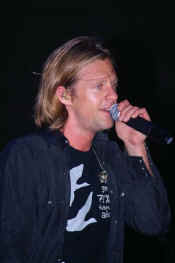 switchfoot (6).JPG (26126 bytes)